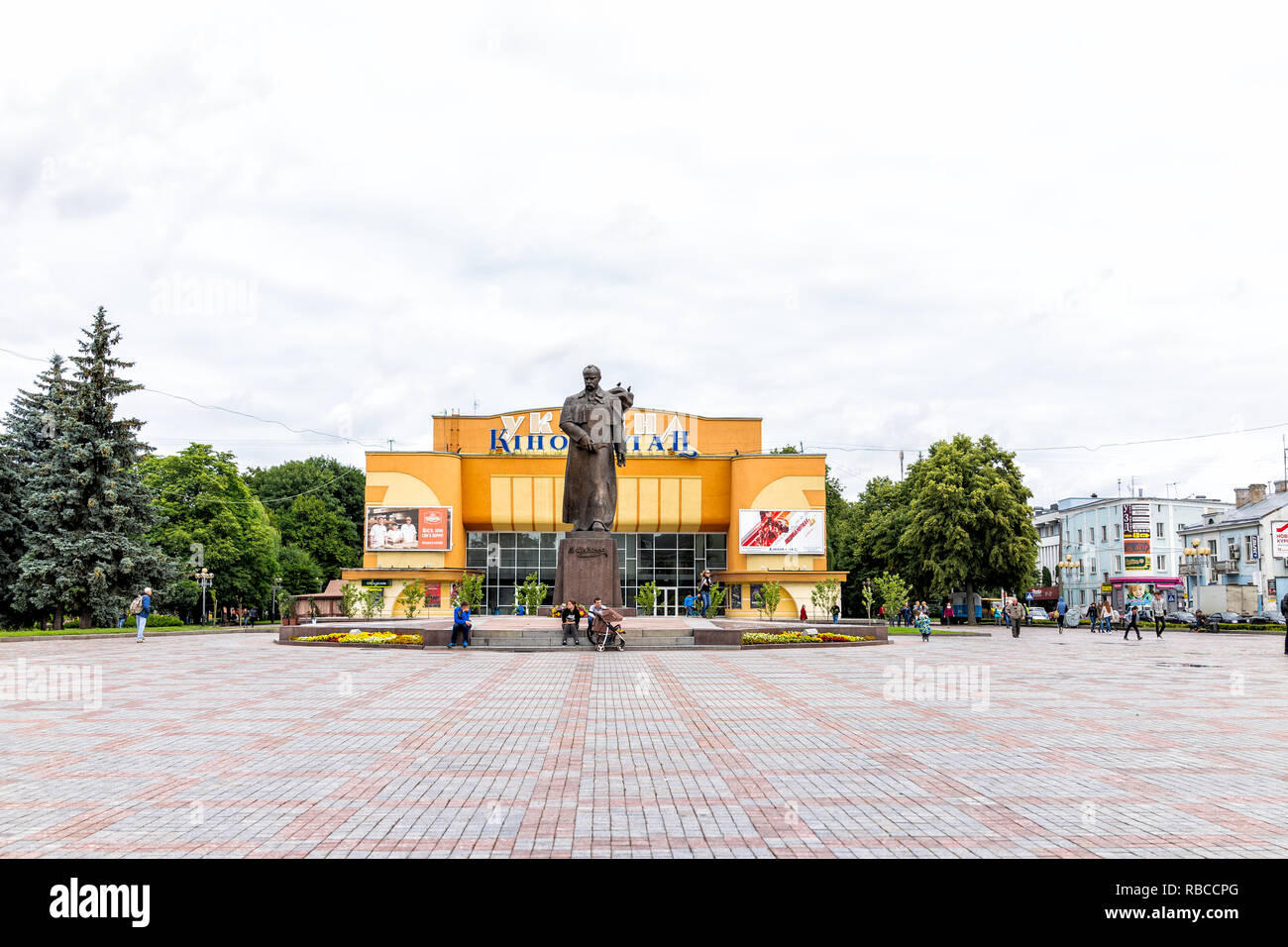 Кінопалац Україна і пам’ятник на площі